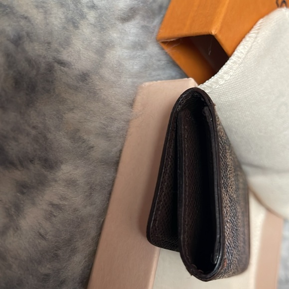 Louis Vuitton 4 key holder in Damier Ebene comes with dust bag and box. - Picture 5 of 8